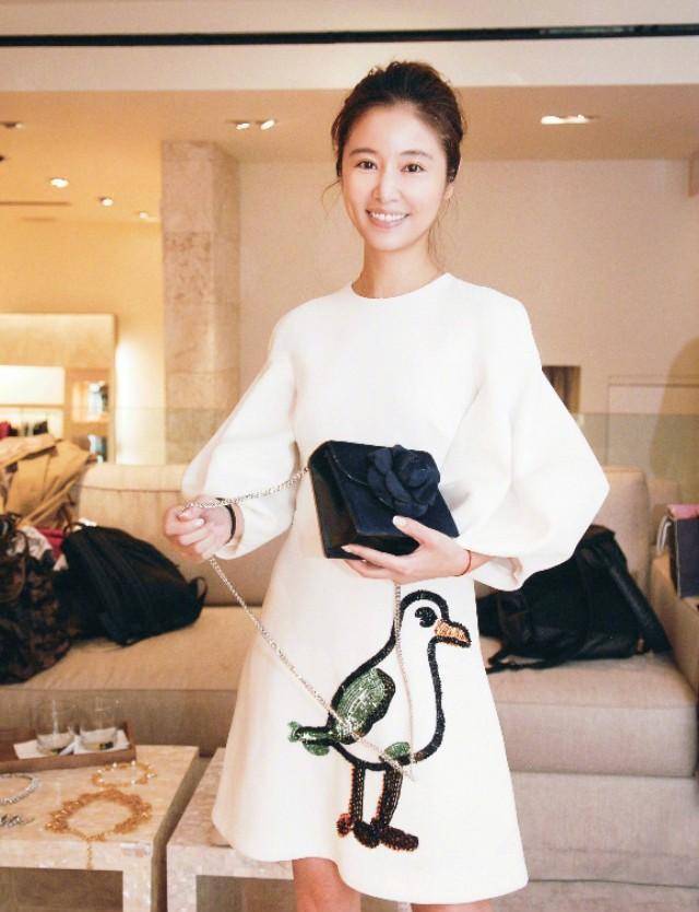 42岁林心如只是扎丸子头发嫩得好像19岁!