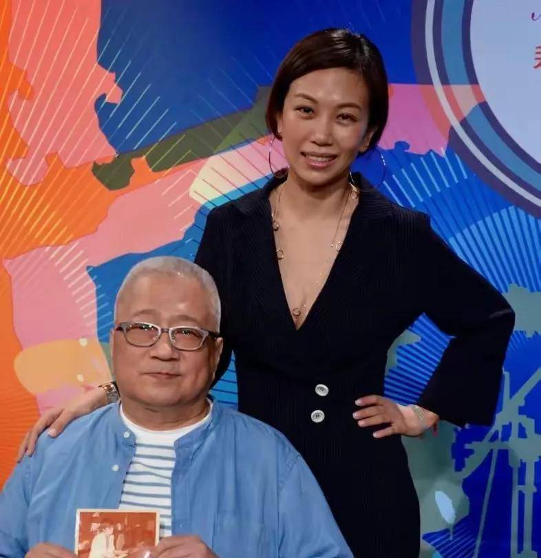 与大佬相恋10年,两人合影动作引发热议_林有慧_网友_女方