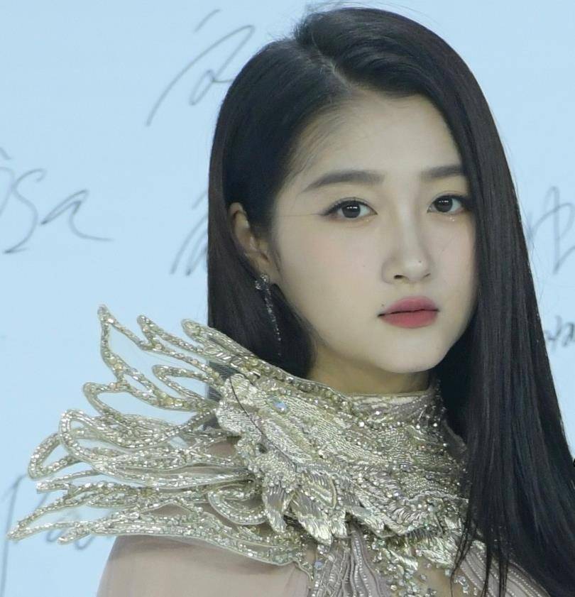 久违的电影红毯,关晓彤又穿错,钟楚曦太迷人,成龙张艺谋状态好_明星