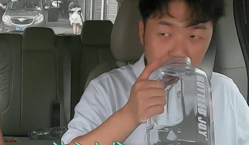 上车后,杜海涛拿出水瓶继续喝水.当时,王俊凯很震惊.