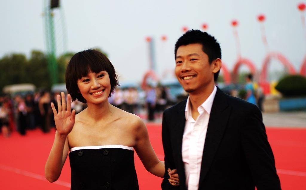 夏雨:结婚不邀请父亲,婚后与母亲明算账,妻子袁泉为他感到心疼_生活