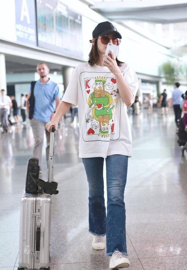 梅婷不老女神很会装嫩,印花图案白t恤搭配牛仔裤,减龄又时髦_女性