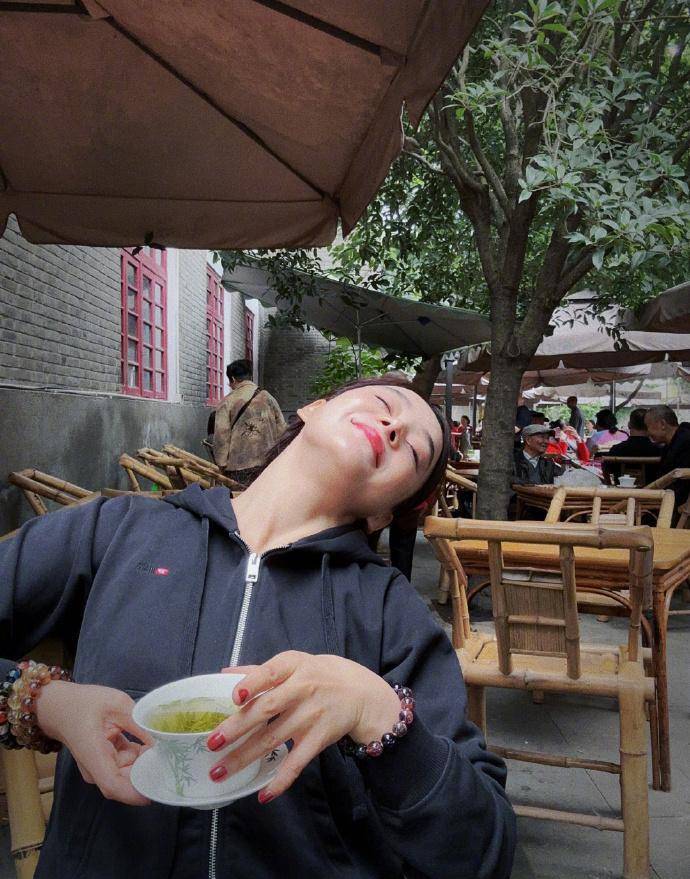 袁姗姗分享生活美照,身姿曼妙惹人爱,俏皮可爱甜如初恋_黑色_照片