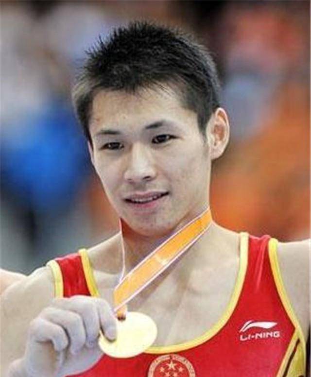 他是体操奥运冠军,曾被白富美倒追,如今身家过亿生活幸福_张成龙_赵紫