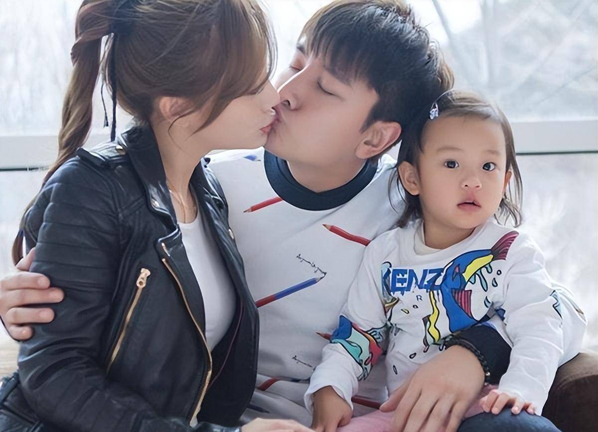 现在的贾乃亮不仅树立了溺爱妻子的形象,也树立了"好父亲"的形象.