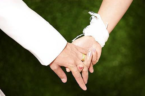 妻子在离婚协议上改了"一"个字,丈夫抓住她的手跑出民政局!