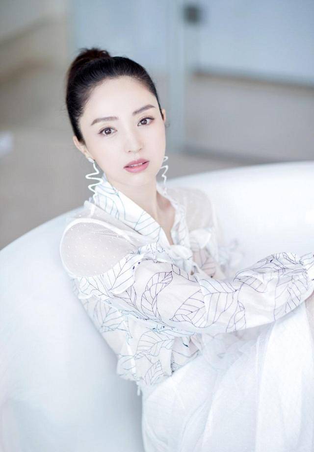 董璇越活越年轻貌美!