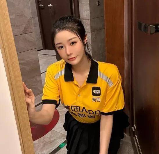 扮演外卖媛的网红被扒,公开道歉,真容曝光,网友:美的冒泡_相关_小逗逗