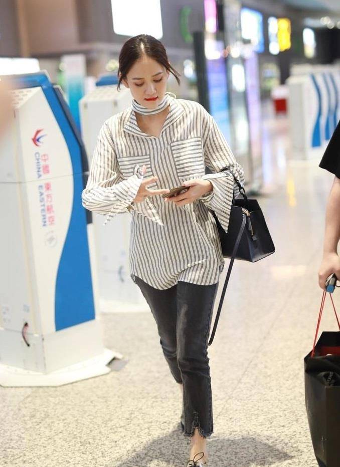 照片中陈乔恩上半身穿着的白色条纹衬衫和牛仔裤真的很好看.