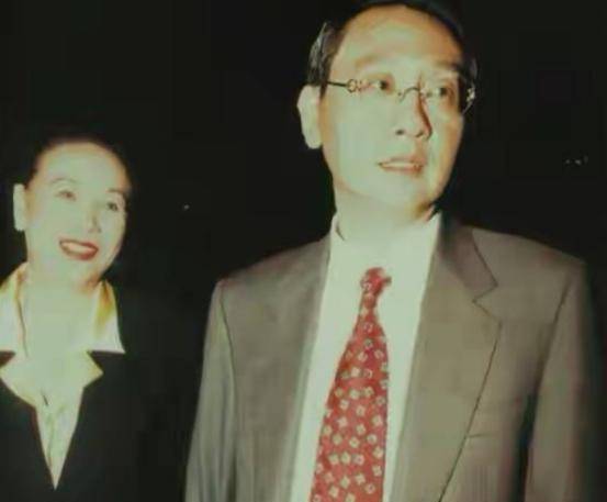 他卖窗帘赚5亿,娶女明星,建豪宅,56岁去世,给儿子留几百套房_汤君年