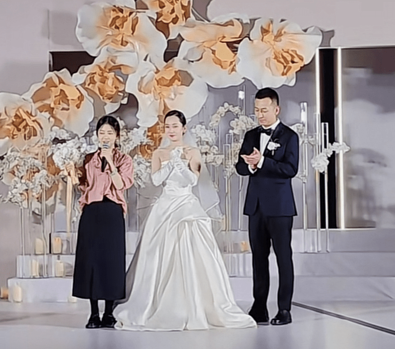 演员董晴举办婚礼,闺蜜谭松韵接到手捧花,黄晓明上台送