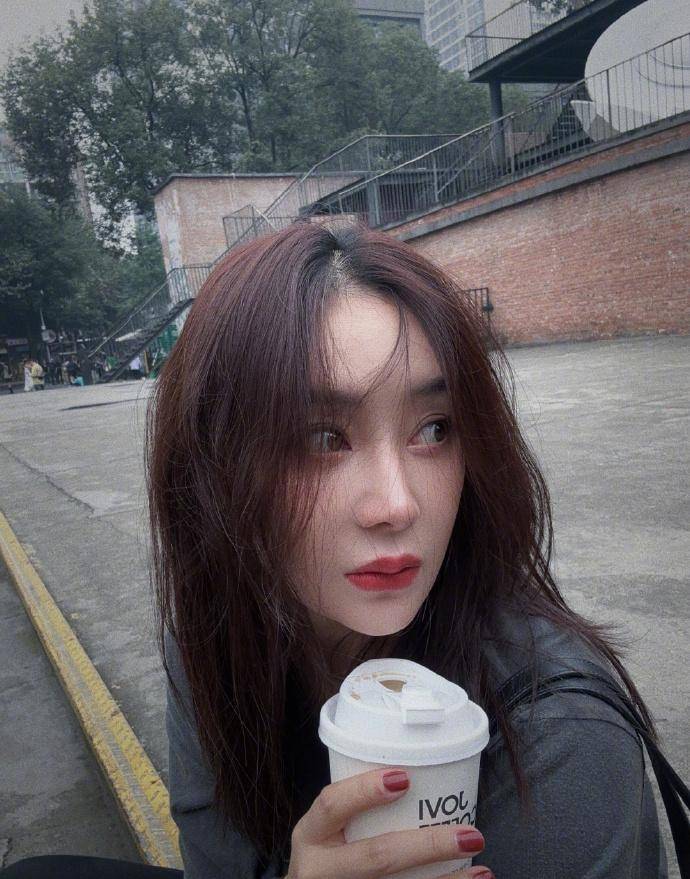 袁姗姗分享生活美照,身姿曼妙惹人爱,俏皮可爱甜如初恋_黑色_照片