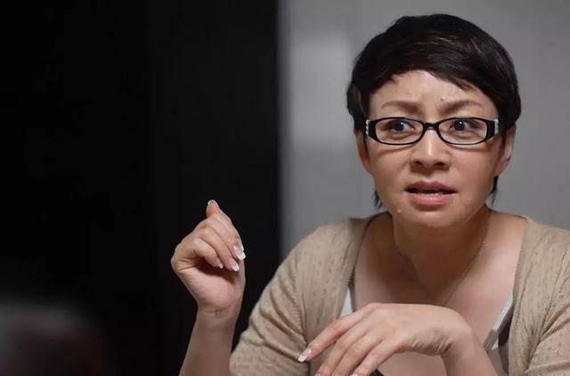 罕见宋丹丹高调亮相,半马尾配黑色休闲装,58岁风采依旧不减当年_发型