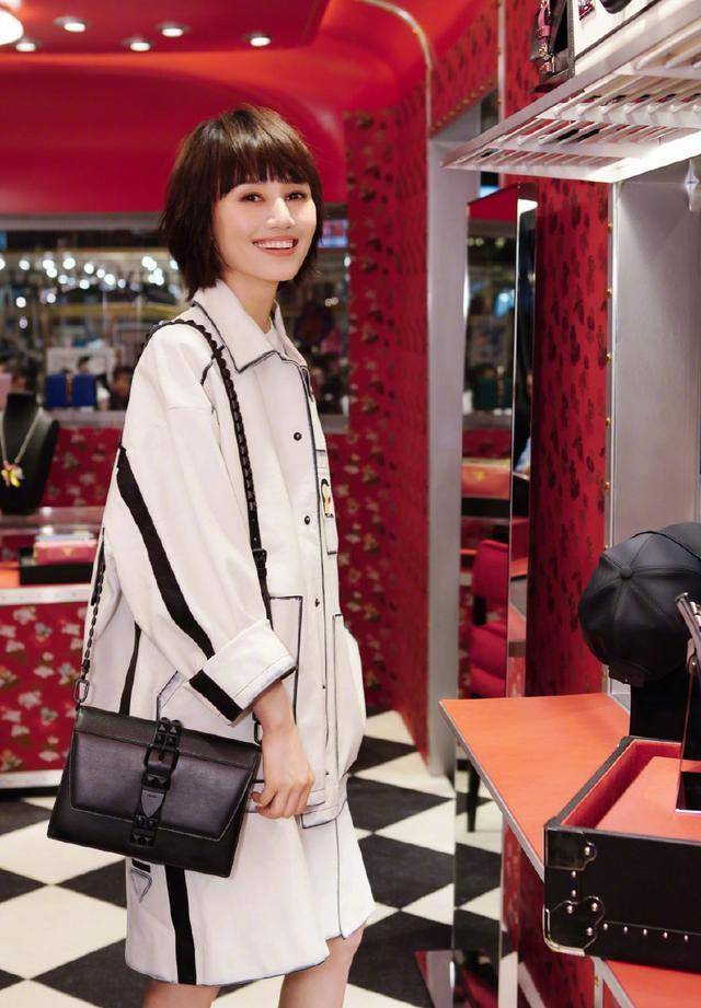 41岁袁泉身穿条纹衬衫现身菜市场,嫩回20岁少女,网友:真接地气_时尚