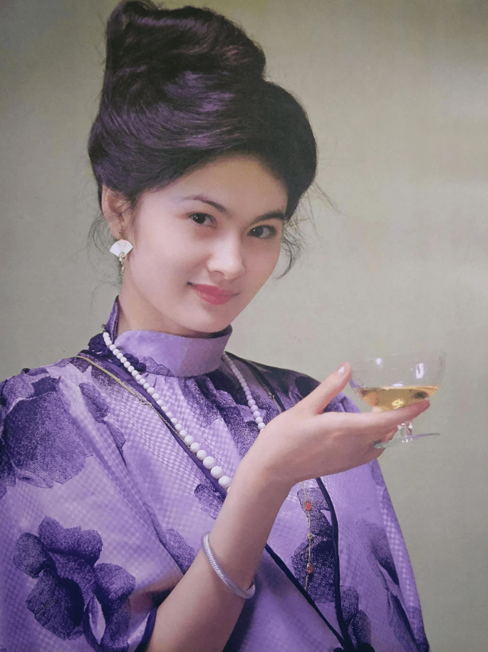 女星韩月乔:80年代红极一时,前夫家世显赫,息影后成了知名画家_发展