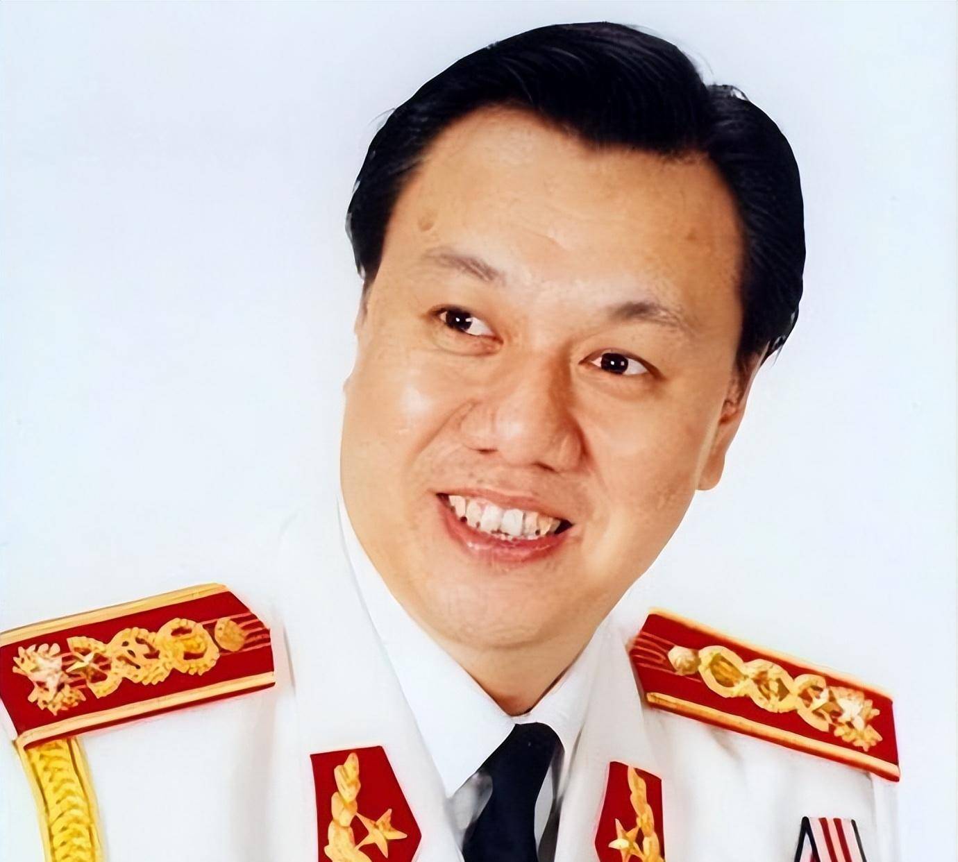 男高音刘斌:国家一级演员,唱《当兵的人》出圈,和初恋相爱一生_京剧