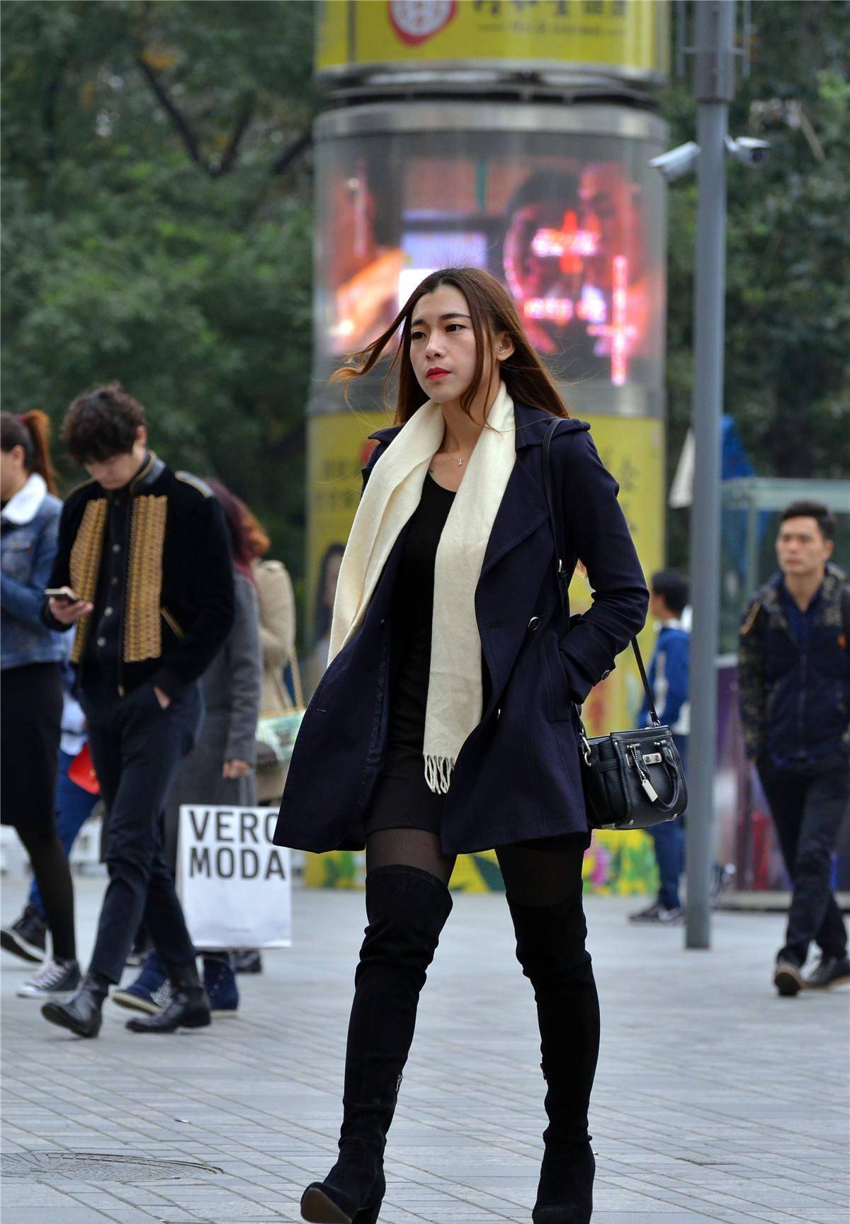 6厘米的黑色粗跟过膝靴,修身的款式,搭配黑色丝袜_美女_感觉_时尚