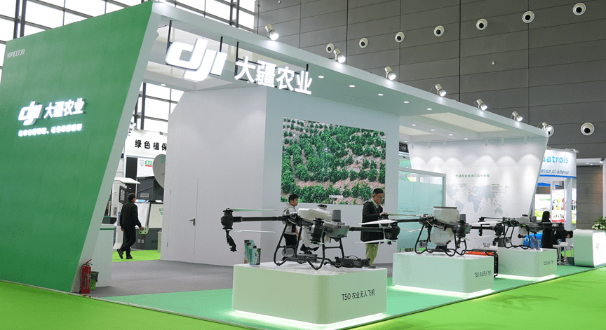 潘司长特别关注了大疆农业无人机的作业便捷性,并在听取大疆农业政企