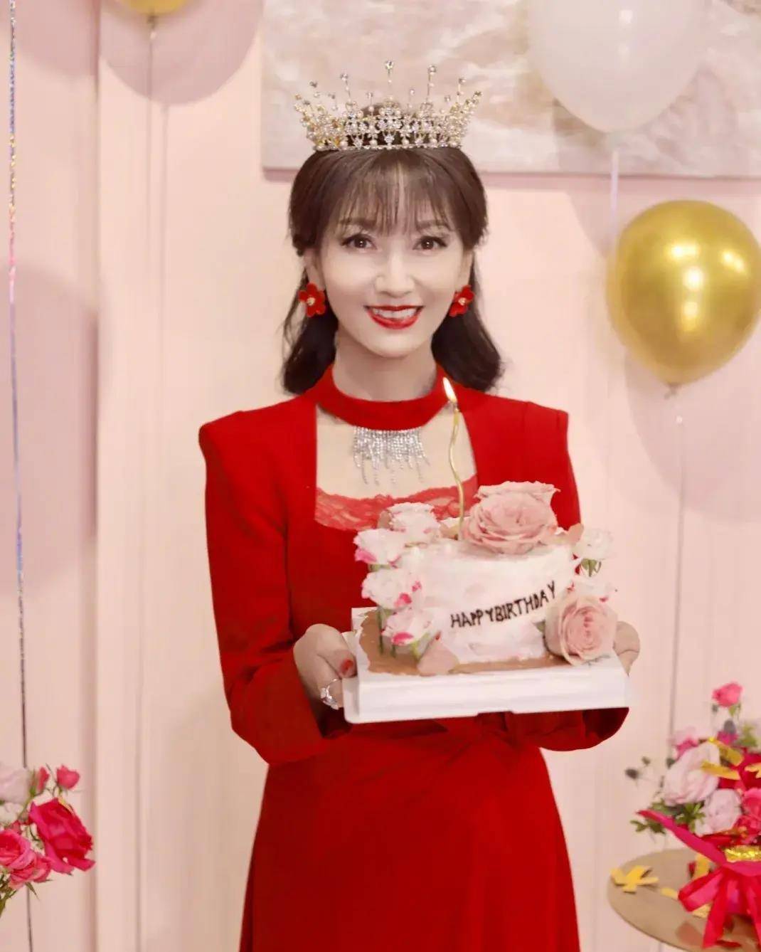 70岁刘晓庆近况曝光:打扮娇嫩似18岁少女!