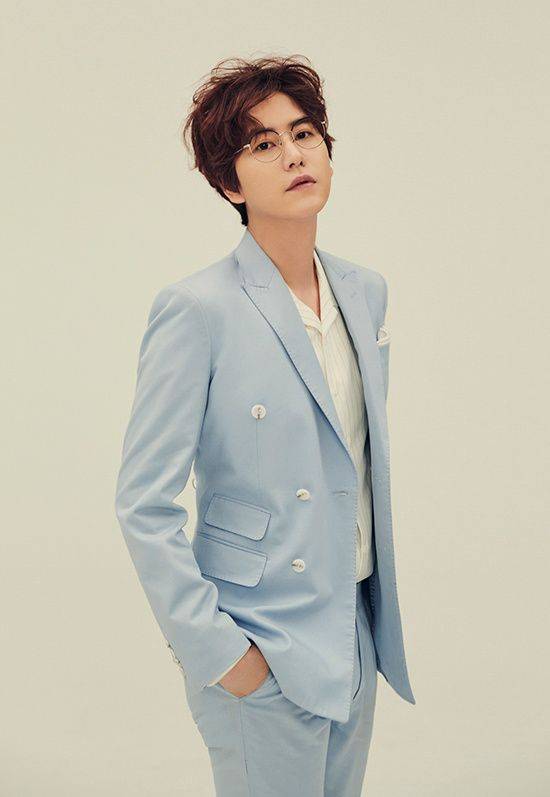 在袭击过程中,super junior的成员圭贤因a某挥舞凶器而不幸受伤.