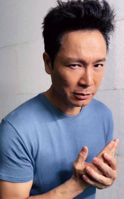 看完这6位老牌男神的近照,你就知道了_吴刚_魅力_陈浩民