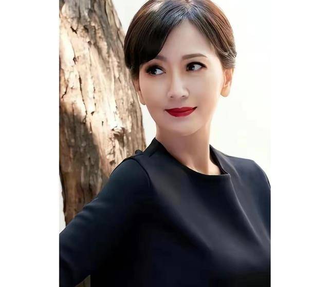 赵雅芝70岁生日,引发网友夸赞和质疑,素颜照被曝,网友直呼失望_照片