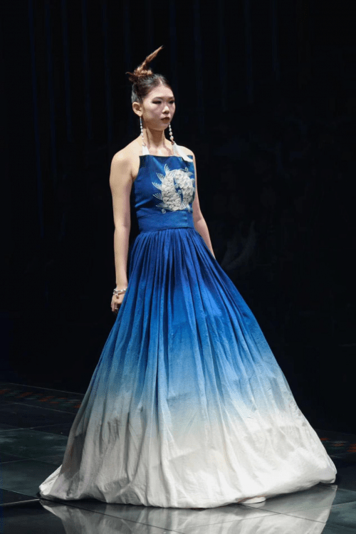 设计师成昊携蜡染作品"唤"61补蓝之美系列走进江西服装学院_华非遗