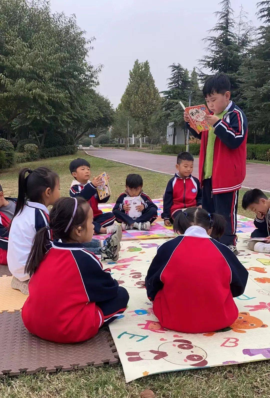 趁著秋風起 讀書給風聽 ——濮陽市東湖小學開展戶