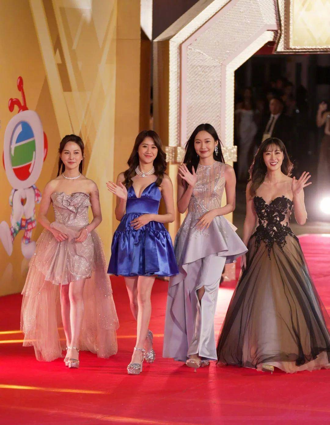 tvb台庆:黄智雯露背抢镜,高海宁身材吸睛,中年明星个个冻龄_连衣裙_穿