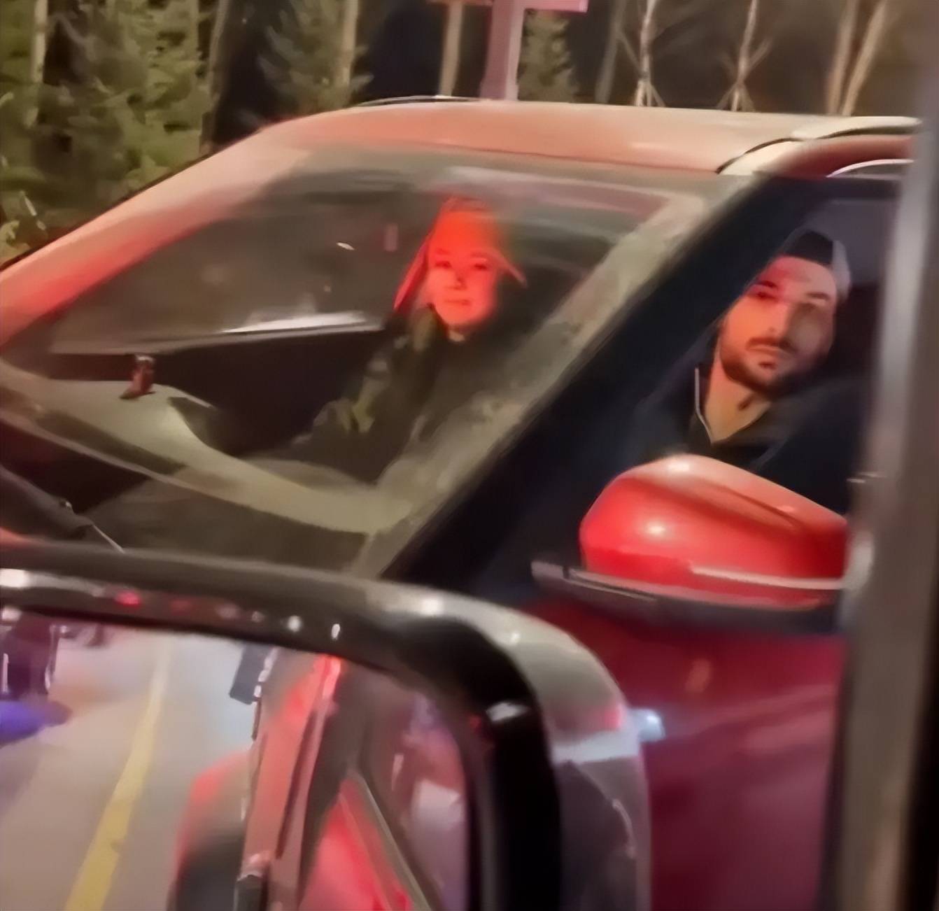 外籍男开车逆行竖中指结局:已被责令道歉,甚至连饭碗都将丢失_外国人