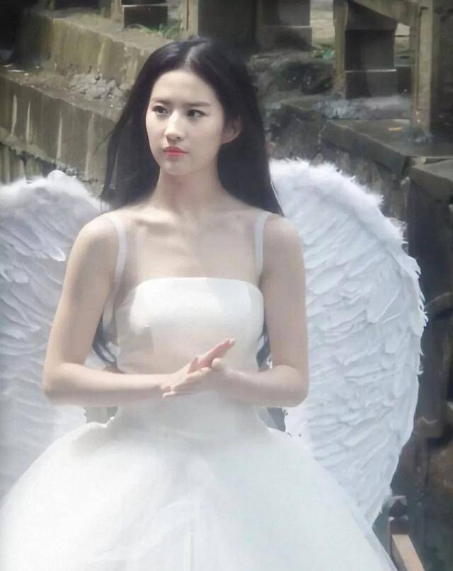 刘亦菲大方回应男粉表白,百万点赞量持续攀升,礼貌触动粉丝心灵_消息