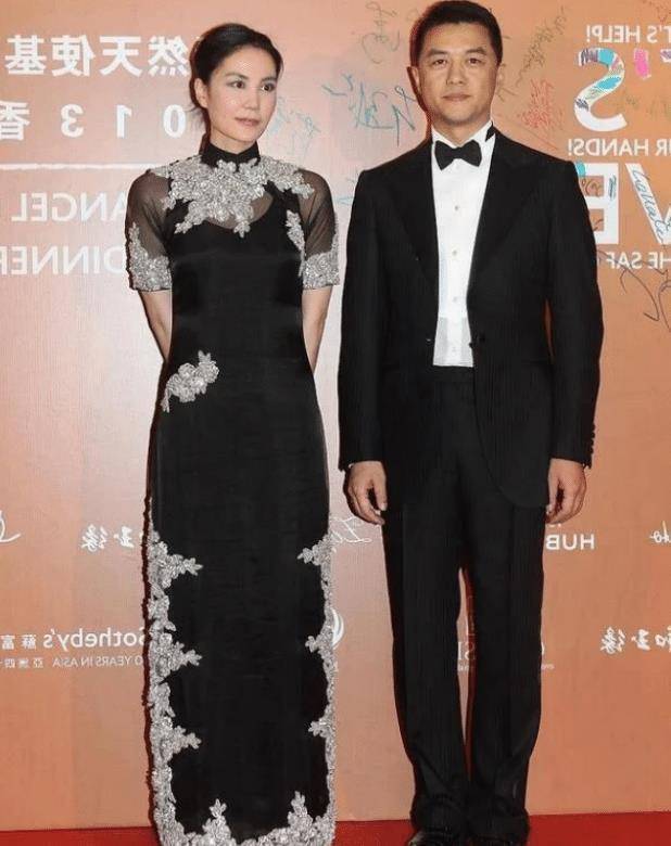 王菲早前旧照流出,穿"银花"旗袍气质清冷,不愧是天后_白色_黑色_显得