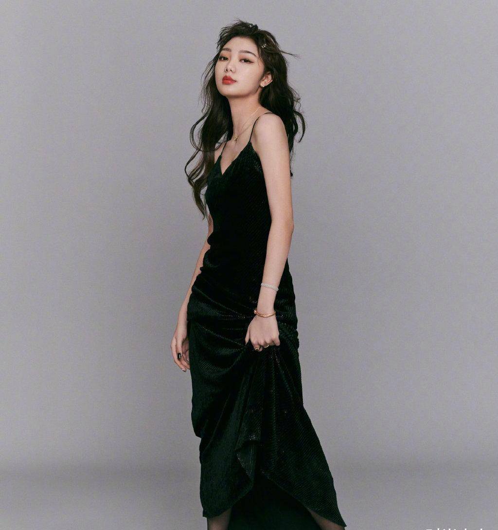 李紫婷豁出去了,复古格纹裙高时尚25厘米,下蹲侧面照真够抢镜_上衣