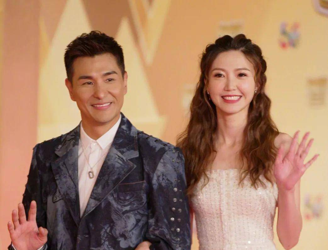 tvb台庆:黄智雯露背抢镜,高海宁身材吸睛,中年明星个个冻龄_连衣裙_穿