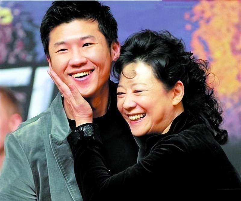 演员王骁:40岁走红,娶平凡妻子生一女,是母亲王馥荔的骄傲_父母_儿子