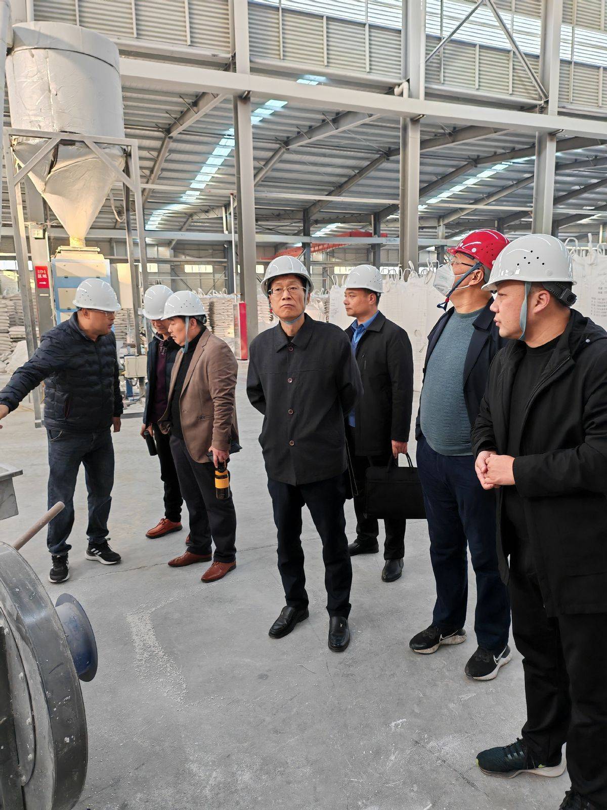 调研组先后深入到南召县长和实业有限公司,河南三棵树涂料有限公司和