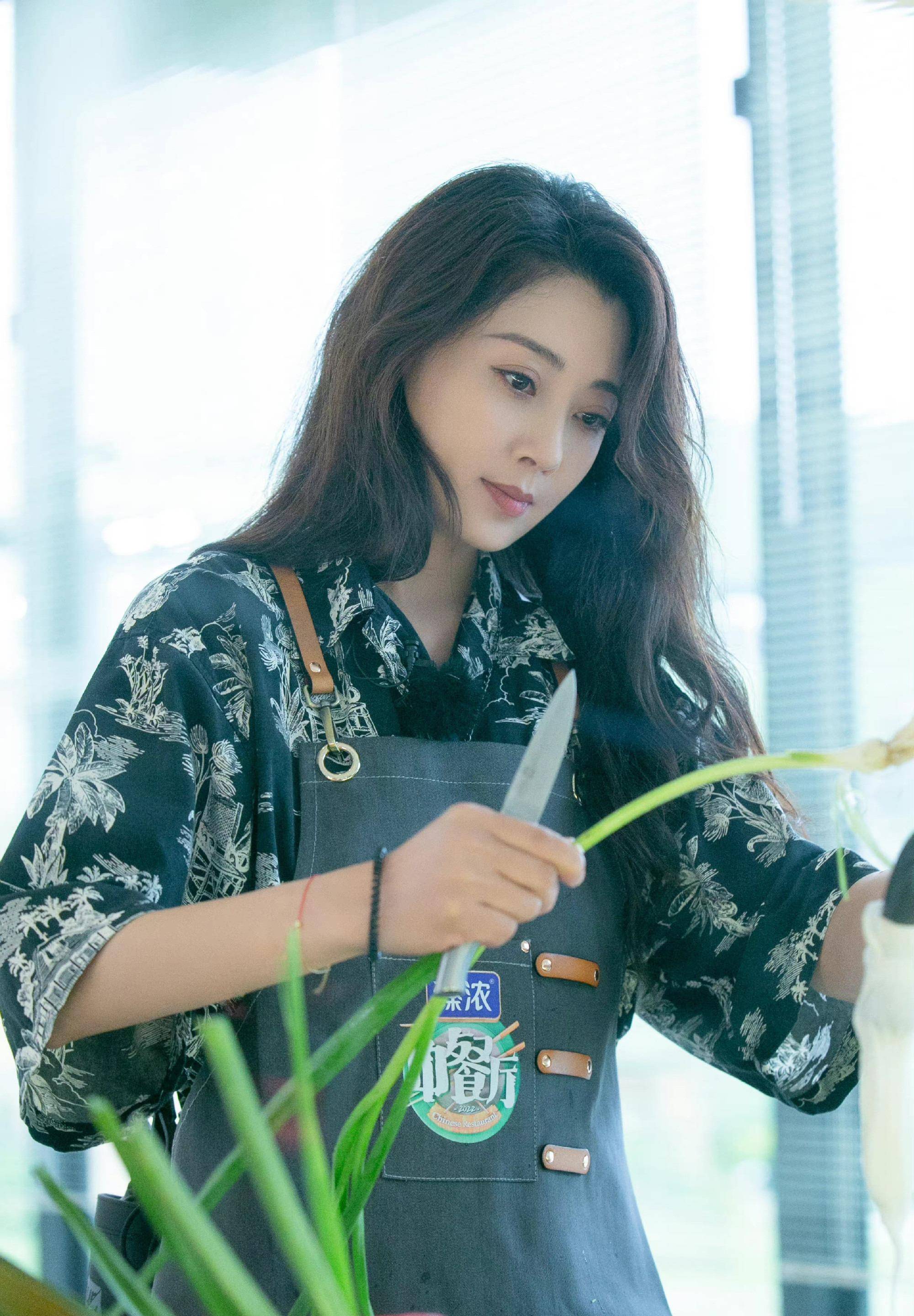 殷桃的造型细节体现了他对服装的深厚造诣.