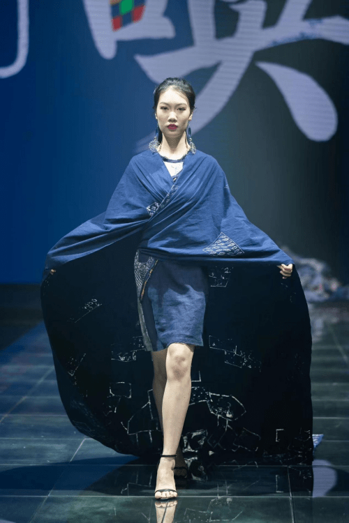 设计师成昊携蜡染作品"唤"61补蓝之美系列走进江西服装学院_华非遗