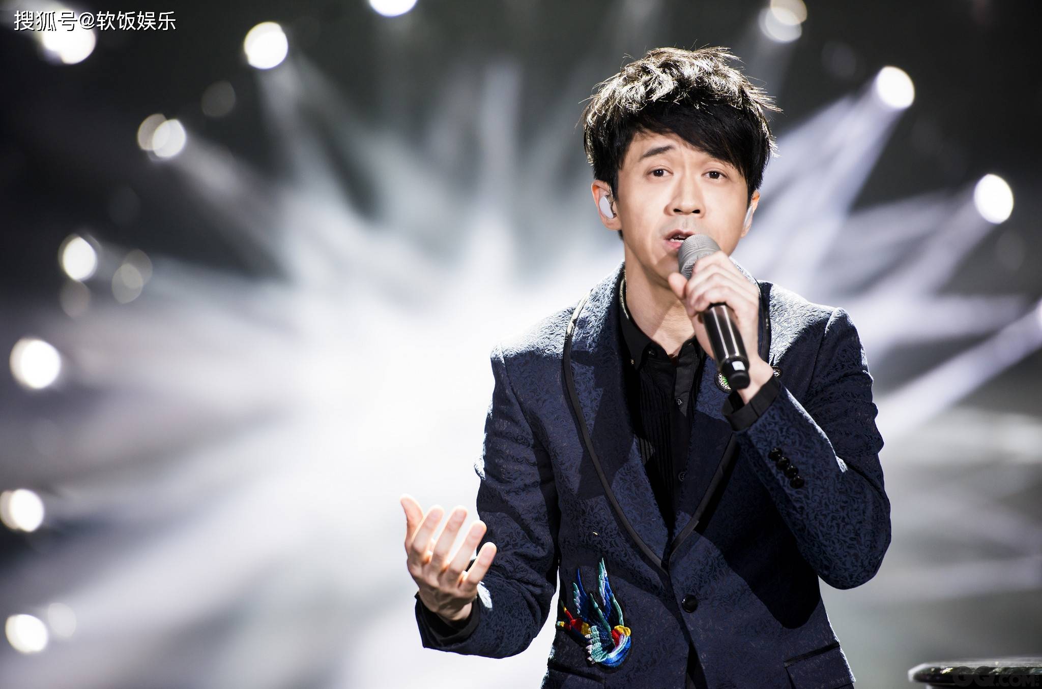 而后,光良开始单飞,发表了代表作品《童话》《约定》《右手边》《绝类