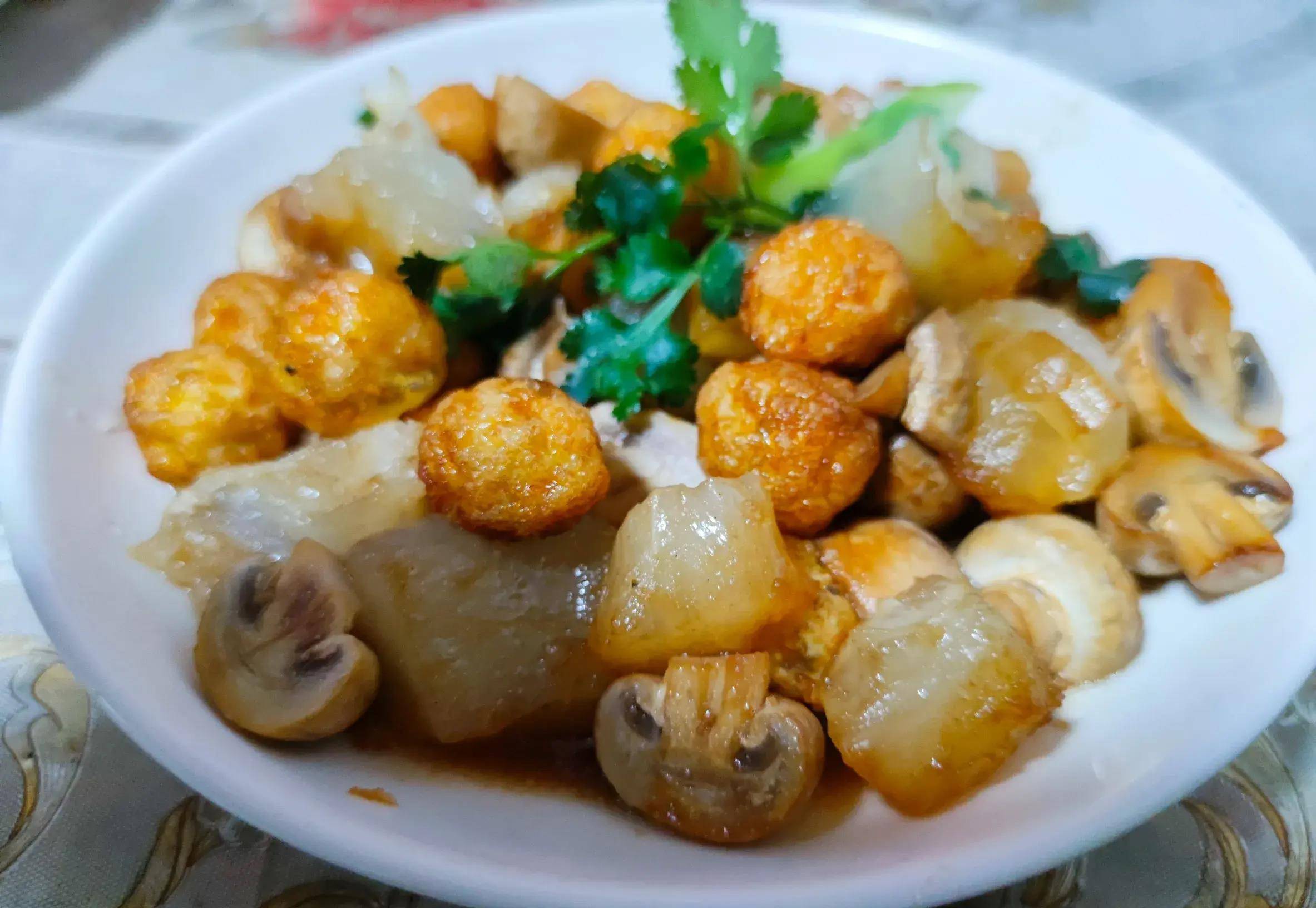 推荐菜谱:牛蹄筋烧鹌鹑蛋牛蹄筋富含胶原蛋白,脂肪含量很低,小雪时节