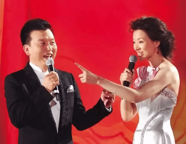 因为合作的次数多,张泽群与董卿之间的互动也多,观众便开始添油加醋