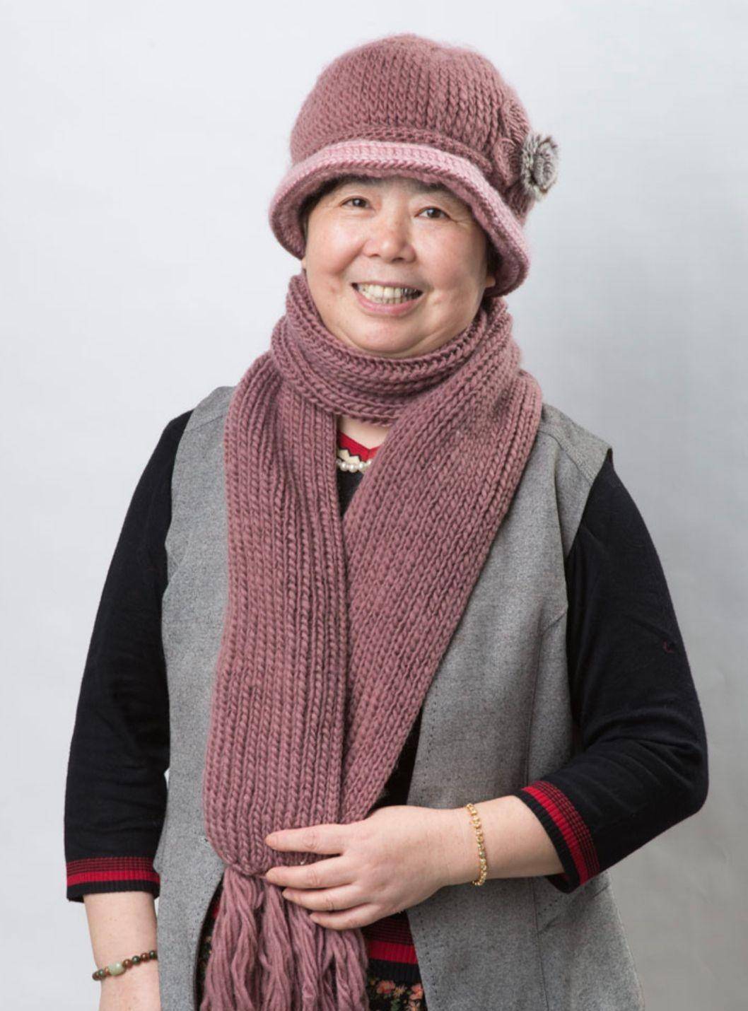 女人到了60岁,尽量少戴奶奶帽,学三木妈妈这么戴,优雅又减龄_帽子