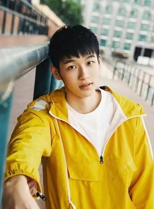 24岁男演员吴迪飞宣布退圈,不想努力了,直接回老家退休养老_生活_时候