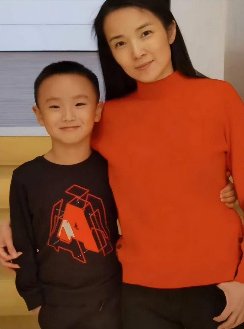 央视主持管彤:感情开窍晚,42岁才做妈妈,现在过得怎么样?