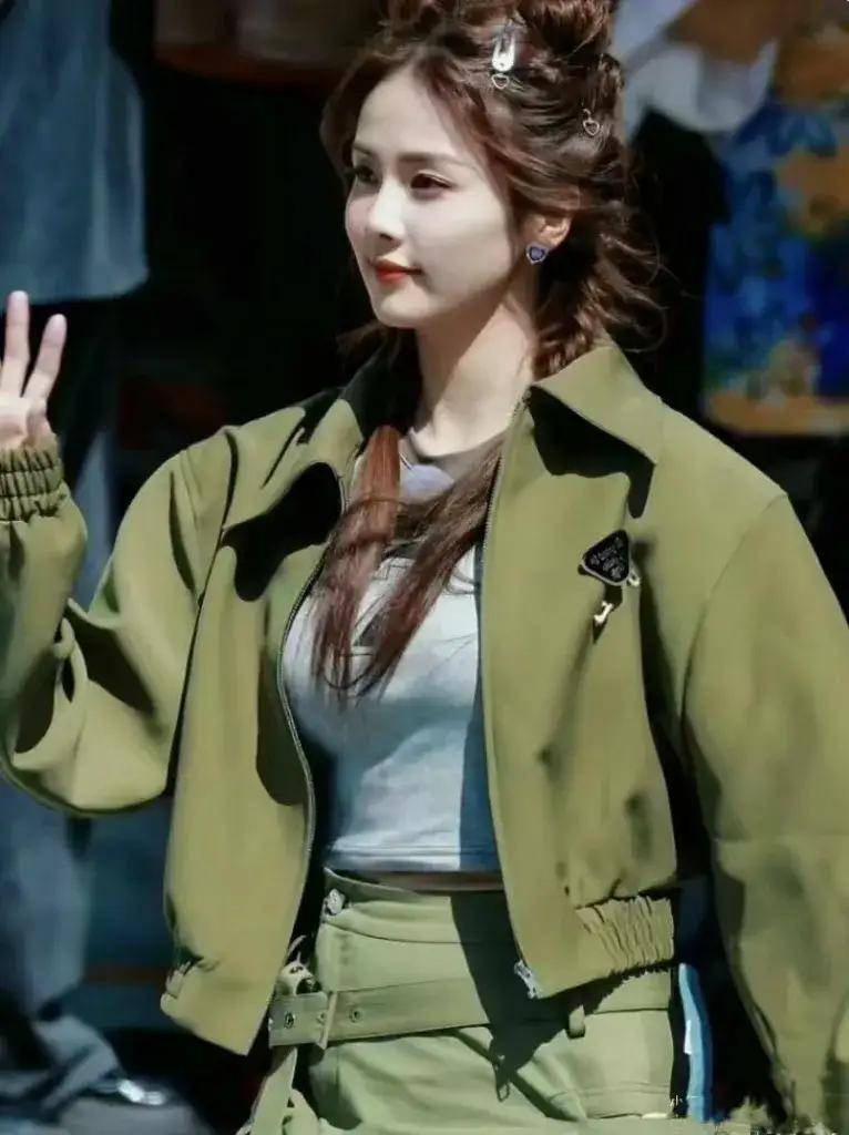 白鹿身材真的挺好,我好喜欢她的身材,瘦但是该丰满的地方都有.