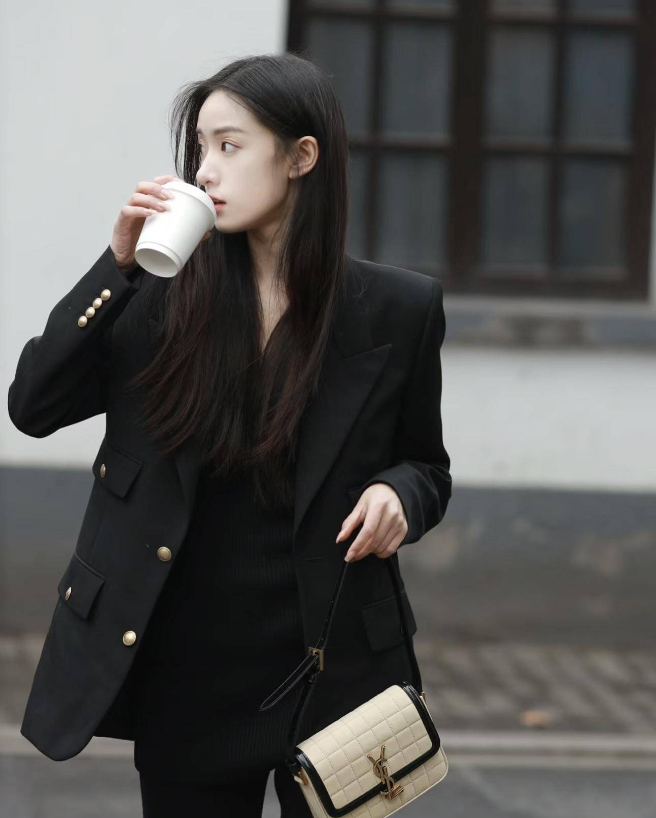 跟着杨超越学习冬天如何穿搭,既时尚又减龄,甜美女生必备_毛衣_皮夹克