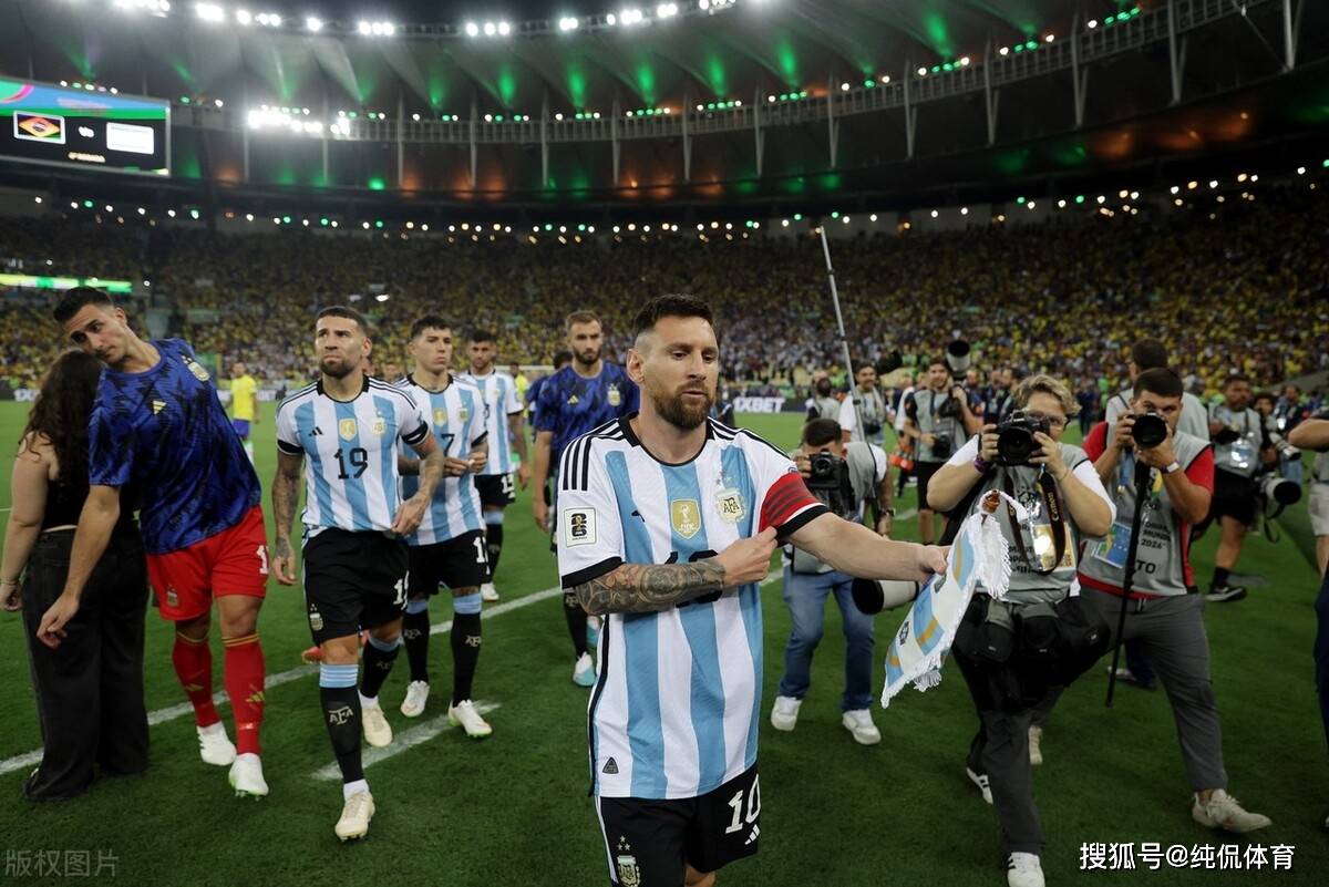本场比赛,阿根廷主帅斯卡洛尼派出的首发阵容,有10名球员是2022年