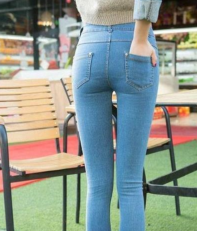 浅色牛仔裤清新感十足!_身材_女人_白色