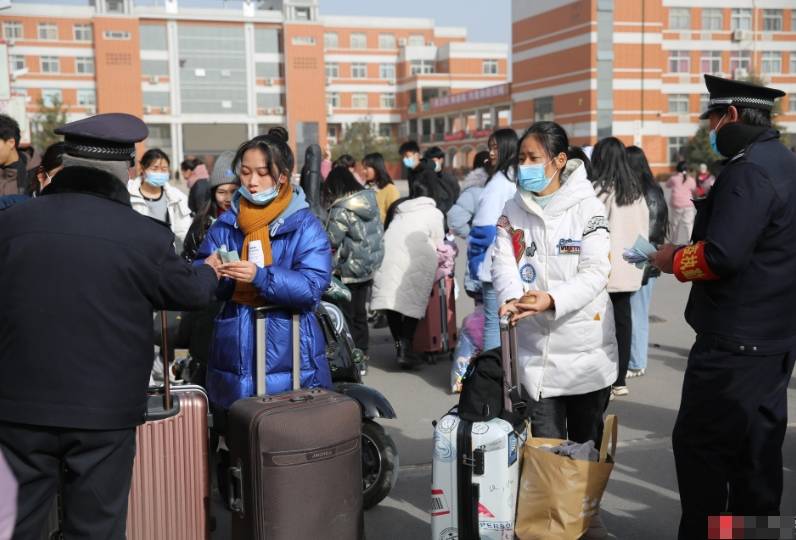 大学生打工照片图片