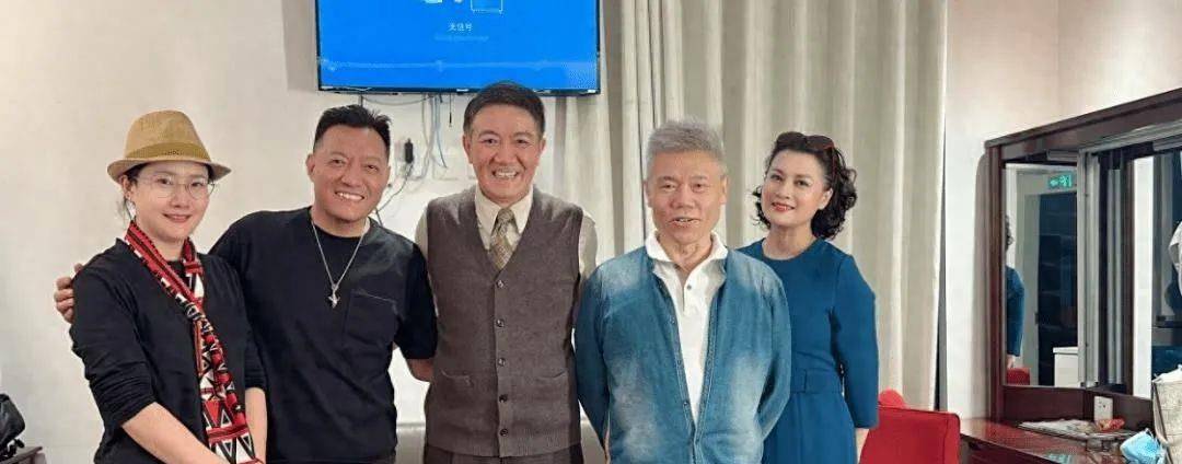 李幼斌满头白发,史兰芽52岁还风姿卓越,老夫少妻搂腰竟这么甜!